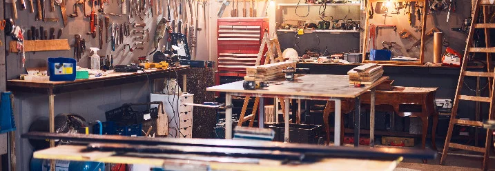 Unfertige Holzwände eines Gartenhauses